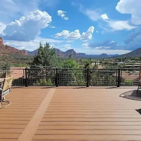 The Uptown Viewhouse - Big Redrock Views, Hottub Villa